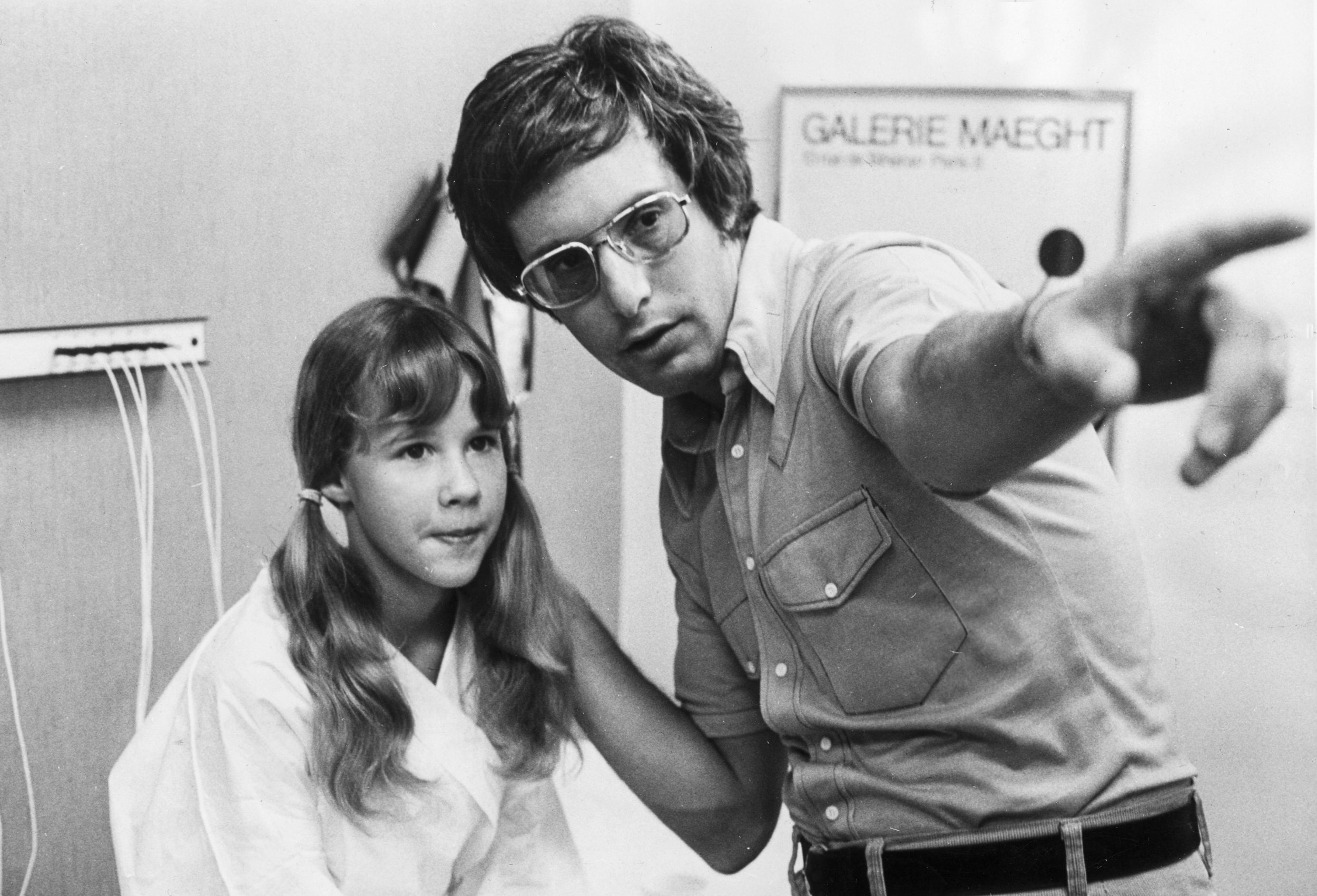 William Friedkin sammen med skuespiller Linda Blair under innspillingen av The Exorcist i 1972. Foto: Getty Images